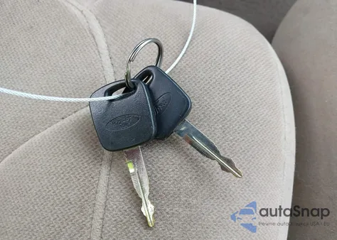 2000 Ford Crown Victoria Lx из США, поврежденный, VIN 2FAFP74W2YX108782